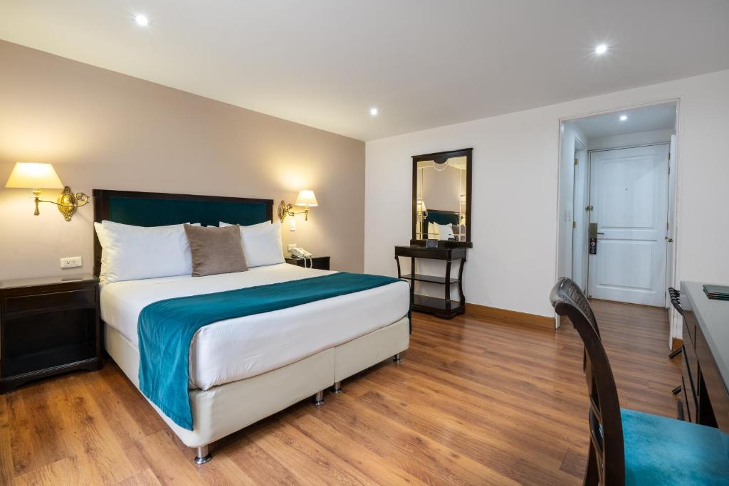 Postel nebo postele na pokoji v ubytování Hotel Le Manoir Bogotá