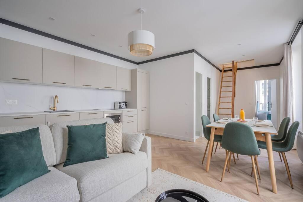 un salon avec un canapé et une table dans l'établissement Appartement Mezzanine cœur du 11ème arrondissement, à Paris