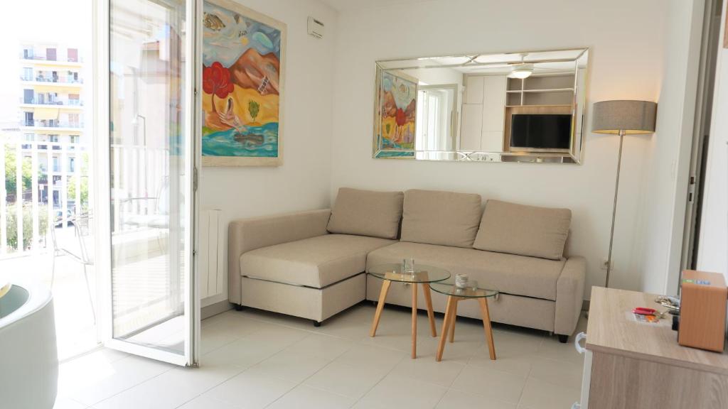un salon avec un canapé et une table dans l'établissement Proche Palais Des Festivals - Croisette,Studio Bella - Palmazur Vacances, à Cannes