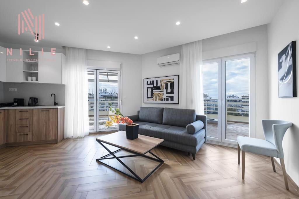 Serene, Nilie Hospitality MGMT في سلانيك: غرفة معيشة مع أريكة وطاولة