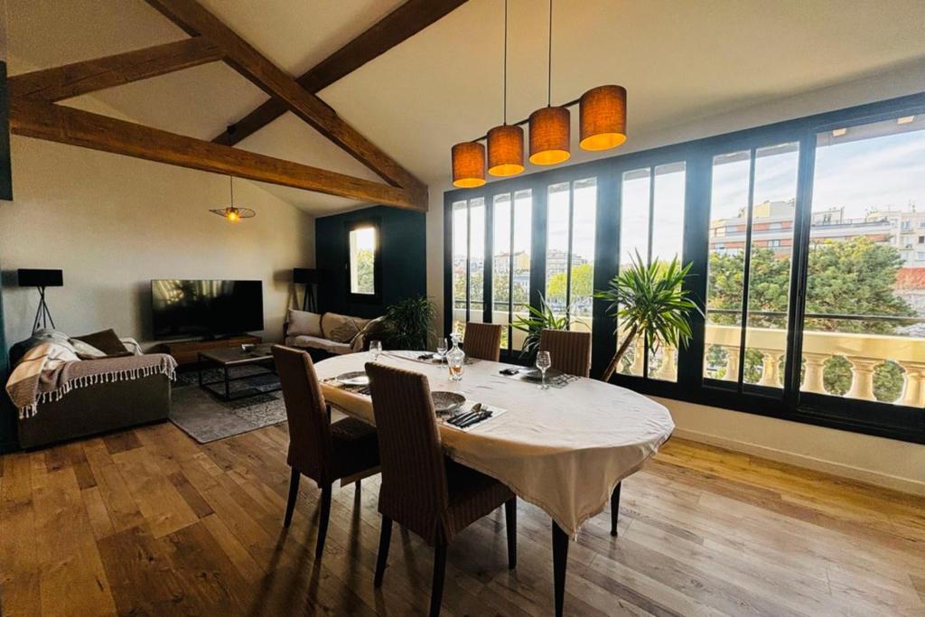 un salon avec une table à manger et un salon avec une chambre dans l'établissement Le Perchoir- Vue imprenable sur ville - Wifi, à Perpignan