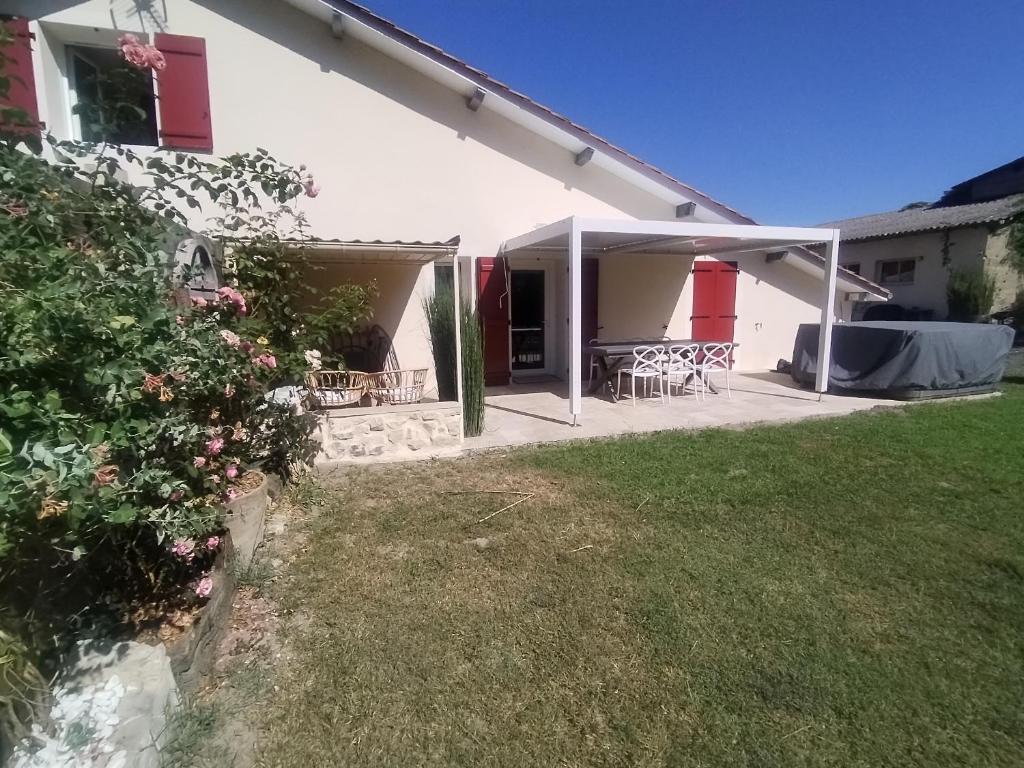 Gîte de Famille avec Jacuzzi, location longue ok - Four-Bedroom House