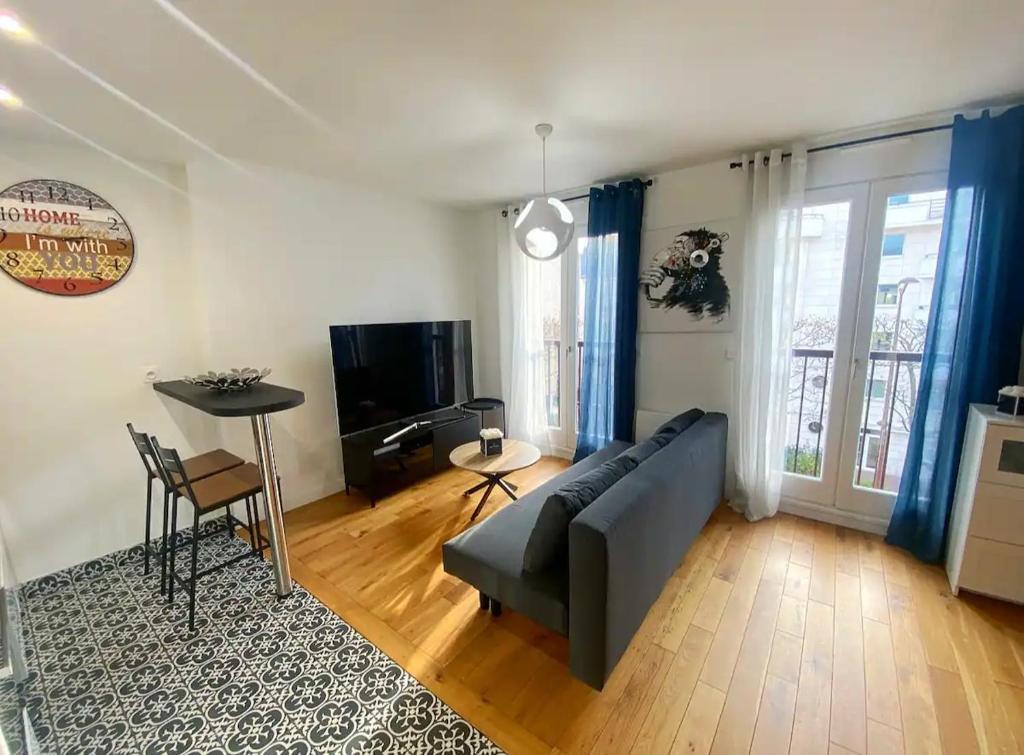 Μια τηλεόραση ή/και κέντρο ψυχαγωγίας στο Cosy Appartement - 200m de Paris