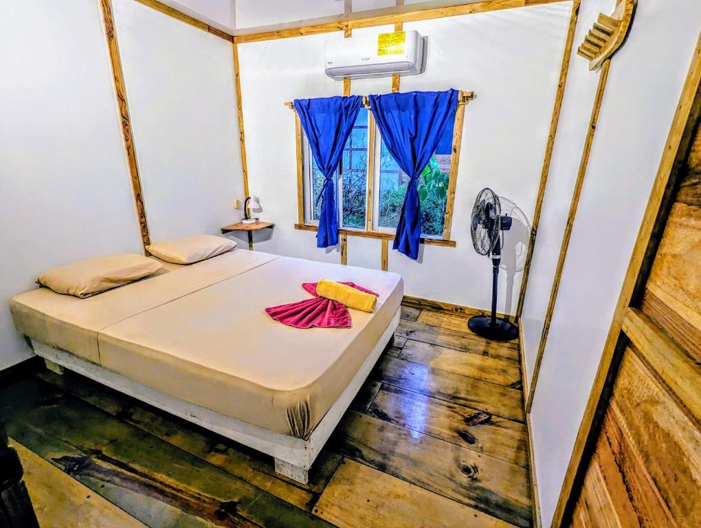 Postel nebo postele na pokoji v ubytování Arboura Eco Cabins