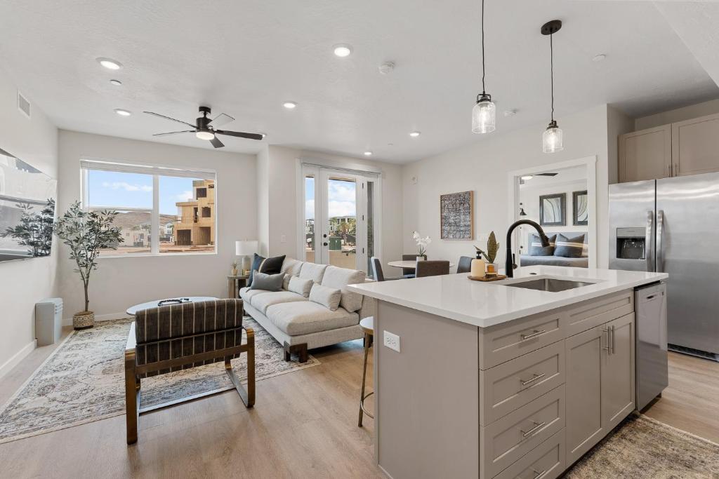 een keuken en een woonkamer met een wastafel en een bank bij Life is Good condo in Atkinville