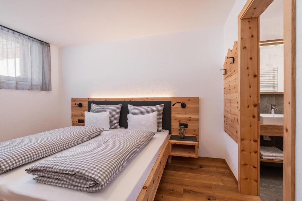 Postel nebo postele na pokoji v ubytování Huberhof Gais