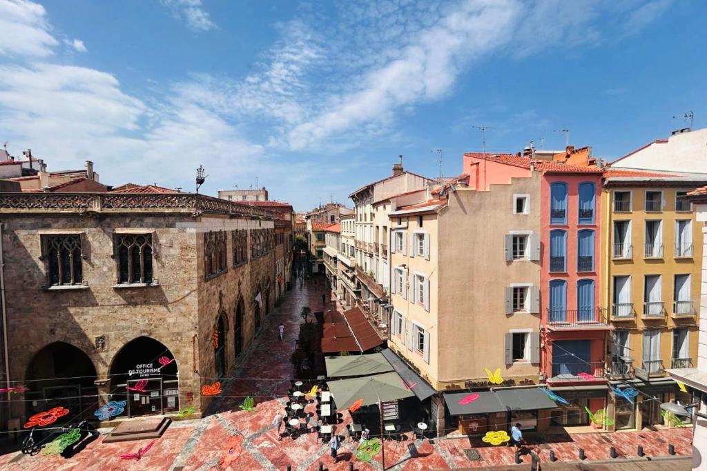 une vue aérienne d'une ville avec des bâtiments dans l'établissement La Loge Cœur de Ville WIFI, à Perpignan