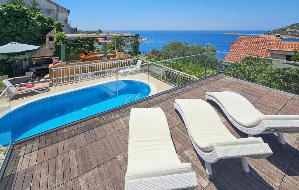 una piscina con due sedie a sdraio sul tetto di Stunning Home In Razanj a Ražanj