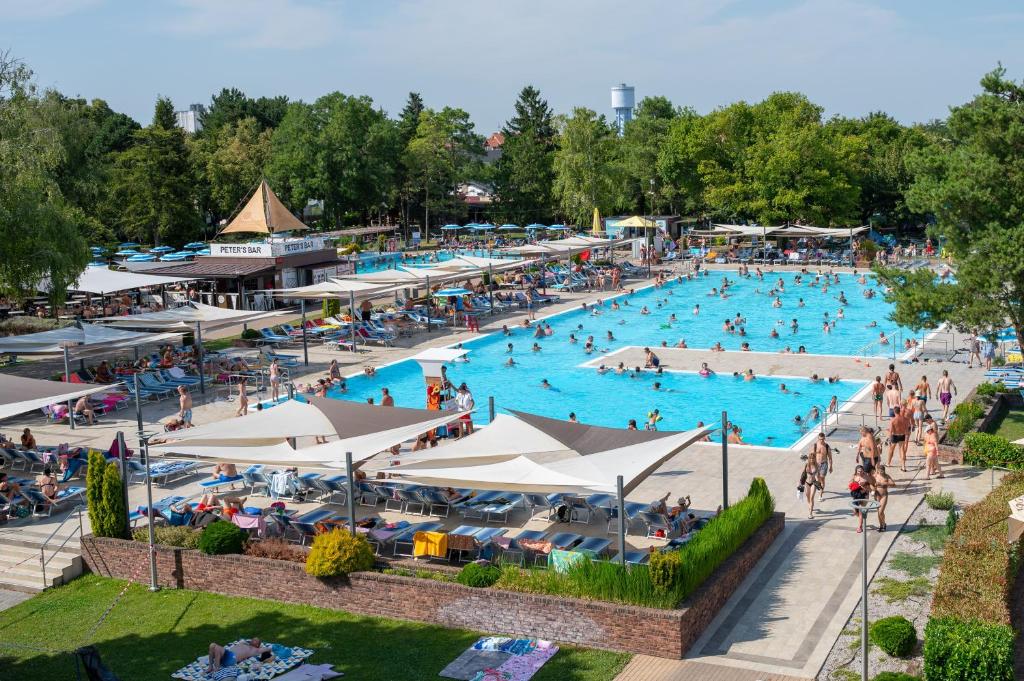 Bazén v ubytování Harmonia Riva Apartmán B11 nebo v jeho okolí