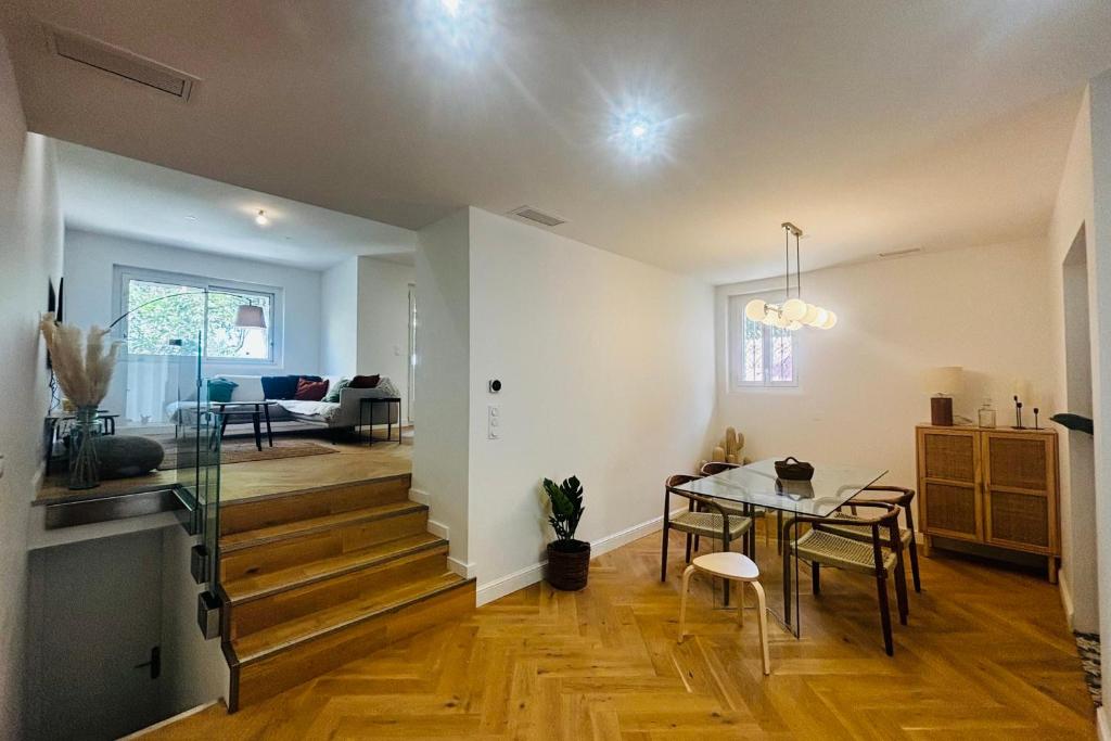 un salon avec une table et une salle à manger dans l'établissement La Villa des Platanes Parking Terrasse- WIFI, à Perpignan