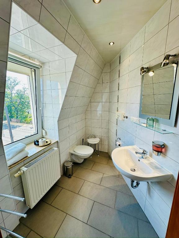 Koupelna v ubytování ZU DEN LINDEN - RADEBEUL Pension mit Restaurant