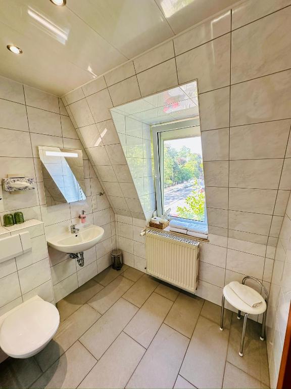 Koupelna v ubytování ZU DEN LINDEN - RADEBEUL Pension mit Restaurant