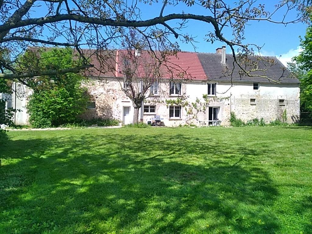 an old stone house with a large yard at La Ferrière in Marolles-en-Brie