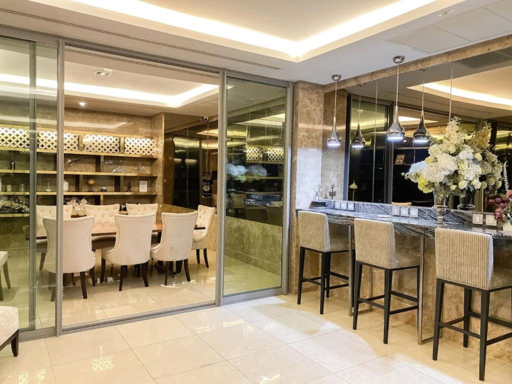 Visual Reference: Urban High Rise Ultra Fast WiFi Bts Phrom Phong Bangkok