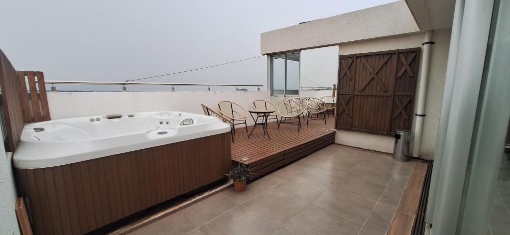 Koupelna v ubytování Penthouse ROBELINI - Terraza, jacuzzi & vistas