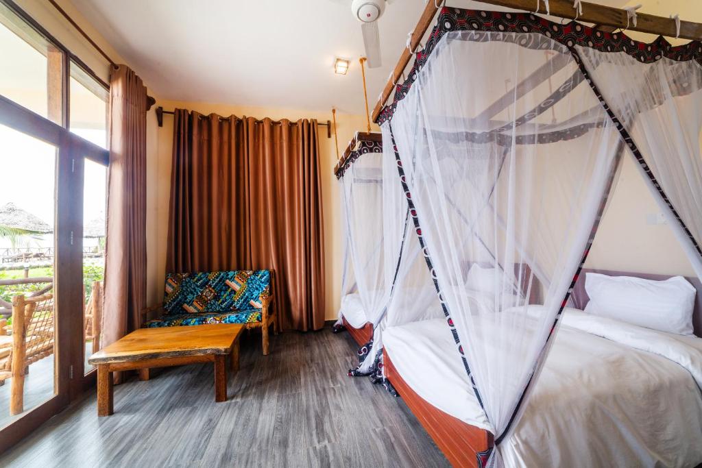 Postel nebo postele na pokoji v ubytování Mahi Mahi Beach Hotel