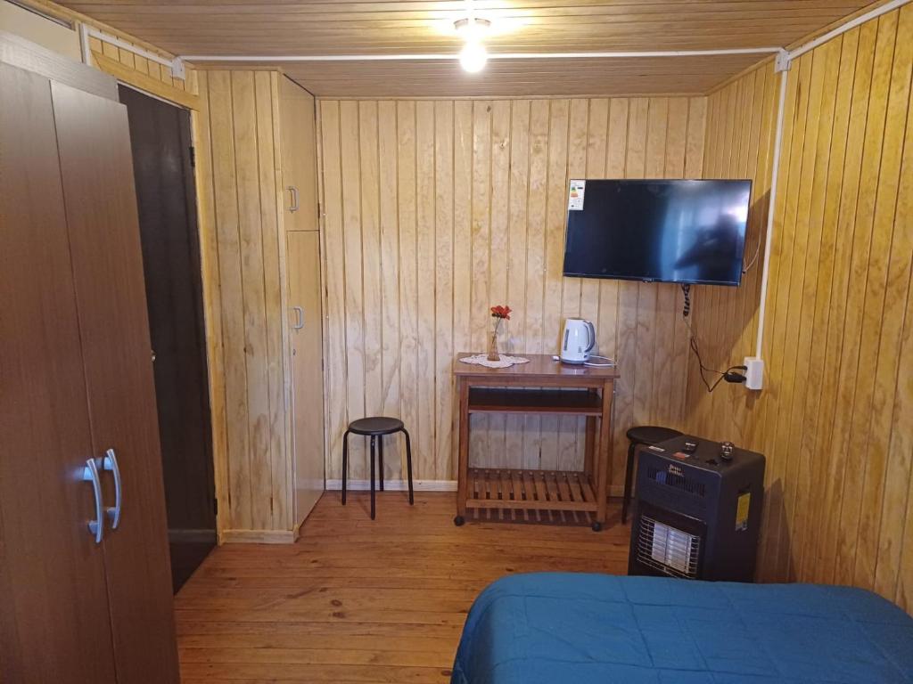 Televiisor ja/või meelelahutuskeskus majutusasutuses Habitación cómoda por día