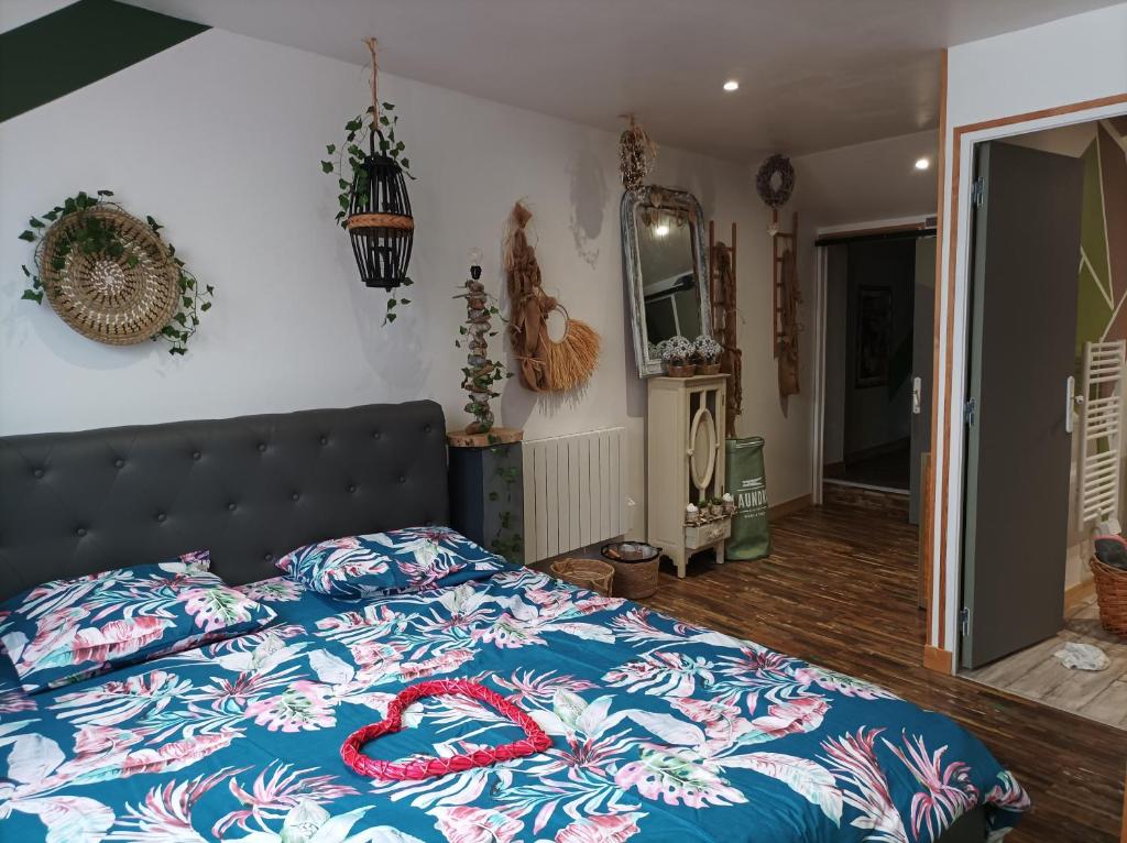 Friville-EscarbotinにあるAppartement spacieuxの寝室に赤い蛇が置かれたベッド