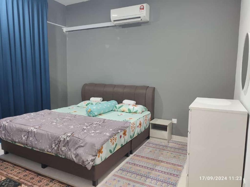 a bedroom with a bed with a projector on the wall at Harmoni Citra Guesthouse Bertam in Kampong Sungai Korok