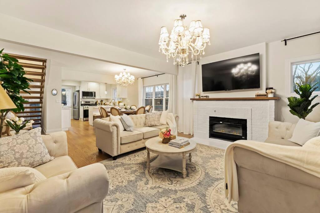 Gallery image of French Country Cottage in Glen Ellyn