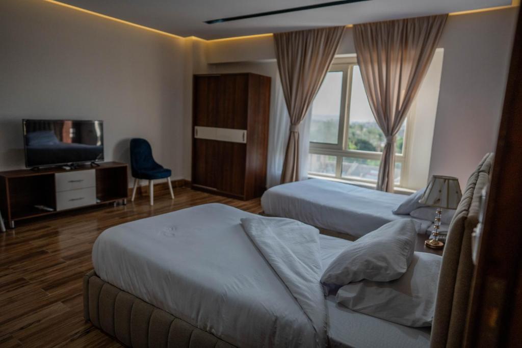 Postel nebo postele na pokoji v ubytování Pyramids Sunshine Hotel