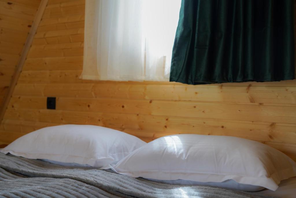 Postel nebo postele na pokoji v ubytování UnderHill Kazbegi