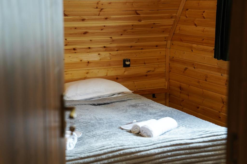 Postel nebo postele na pokoji v ubytování UnderHill Kazbegi