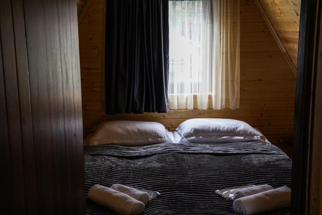 Postel nebo postele na pokoji v ubytování UnderHill Kazbegi