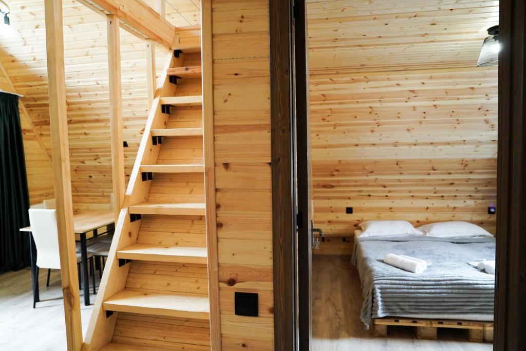 Postel nebo postele na pokoji v ubytování UnderHill Kazbegi