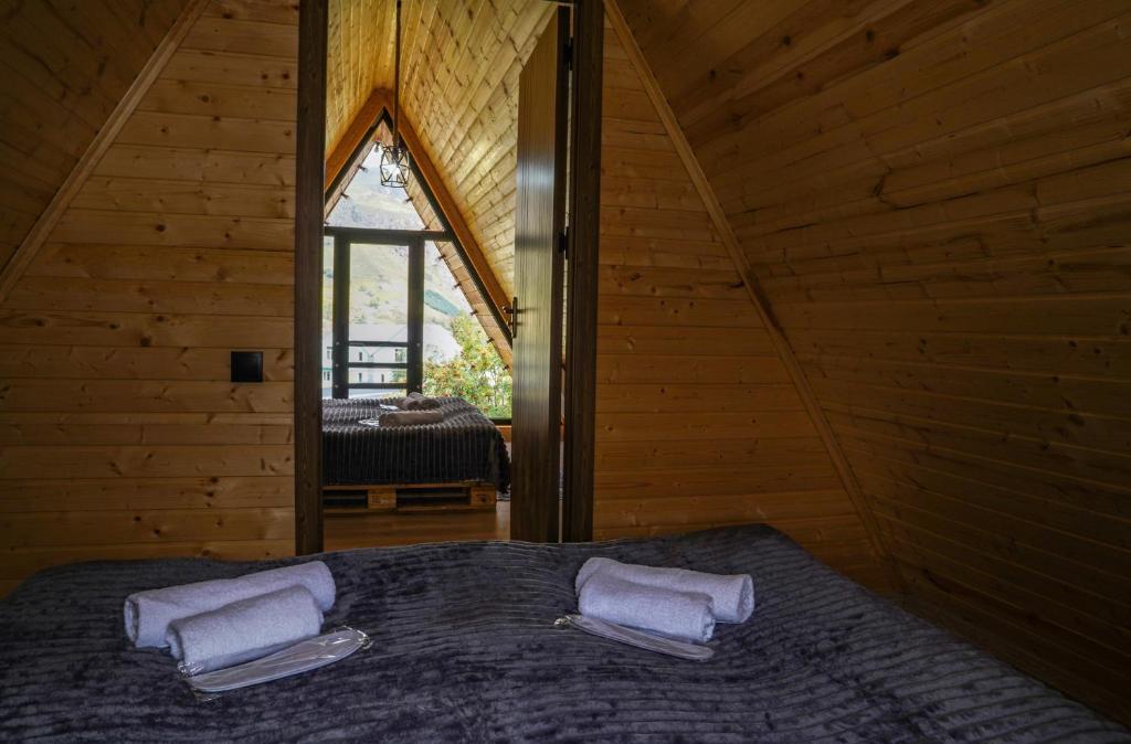 Postel nebo postele na pokoji v ubytování UnderHill Kazbegi
