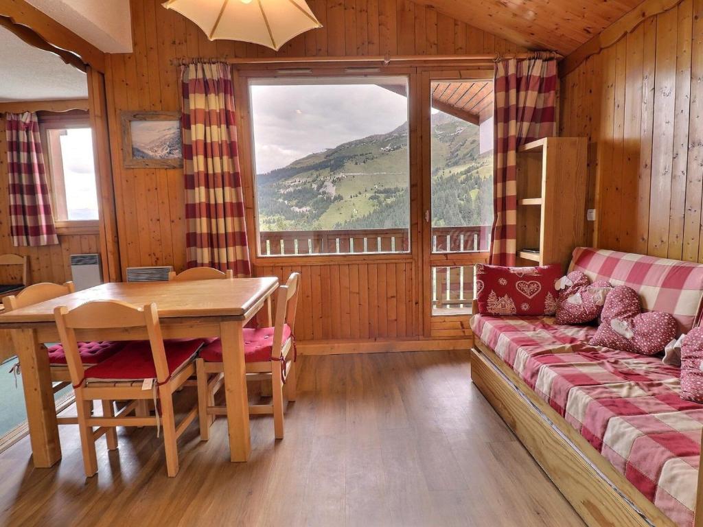 - un salon avec une table, un canapé et une fenêtre dans l'établissement Appartement Confortable 6 Pers, Près des Pistes, 2 Chambres + Couchages, Animaux Acceptés - FR-1-182-95, à Méribel