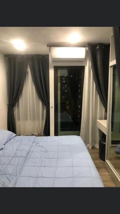 ein Schlafzimmer mit einem weißen Bett und einem Fenster in der Unterkunft Ppppp in Bang Khen
