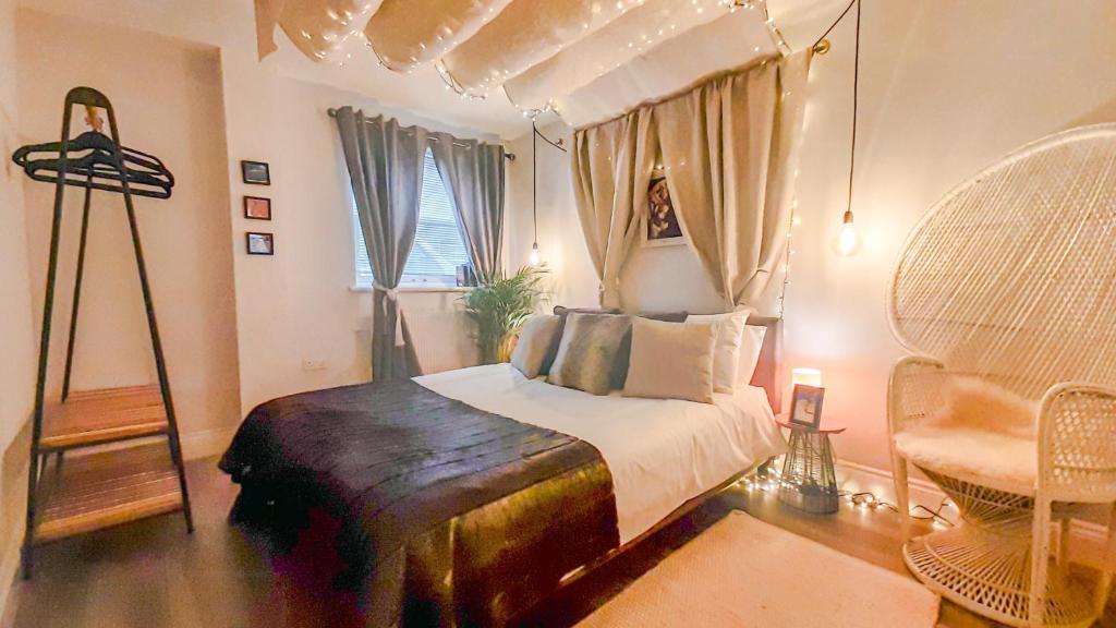 a bedroom with a large bed and a window at Stunning 2 bedrooms apartment in London