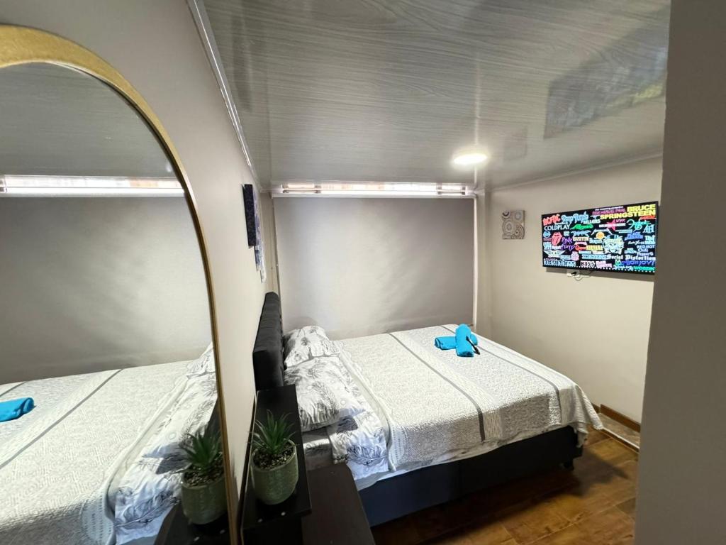 Postel nebo postele na pokoji v ubytování Gato Neon Hostel