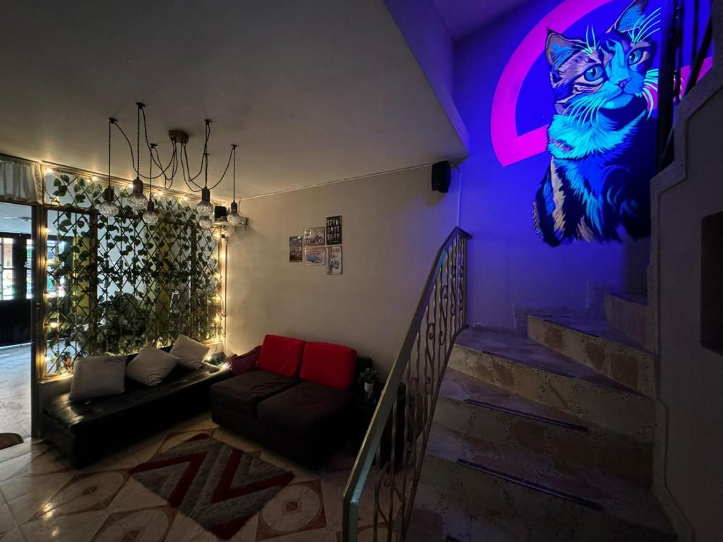 Posezení v ubytování Gato Neon Hostel