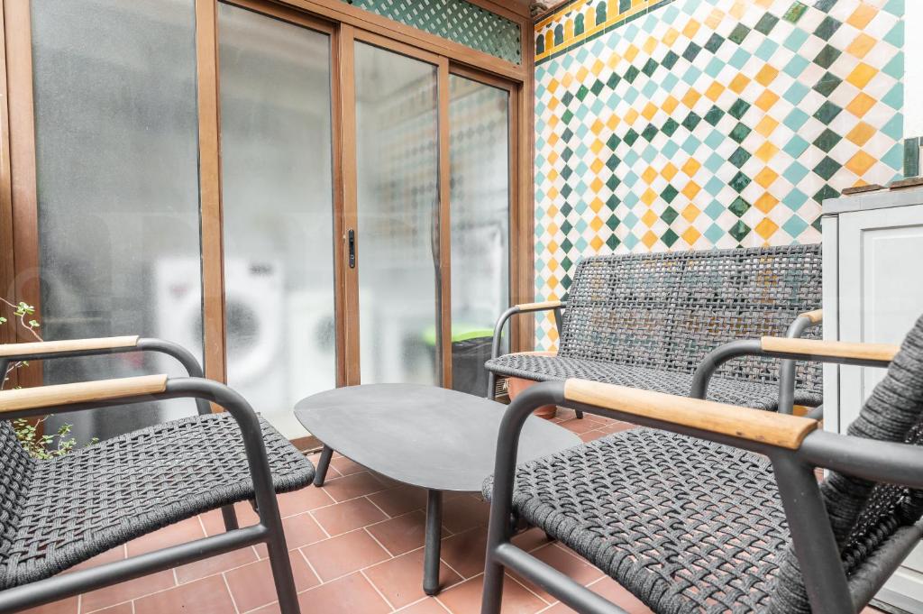 Posezení v ubytování Charming apartment with private patio by REMS
