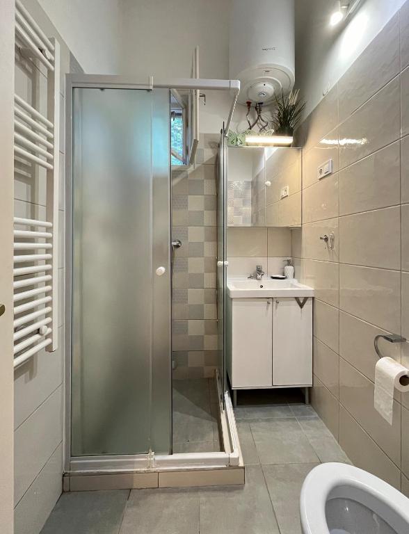 A bathroom at Brand New Garden Flat / Free Parking