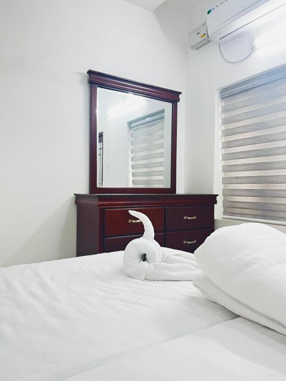 Postel nebo postele na pokoji v ubytování The Signature Suites