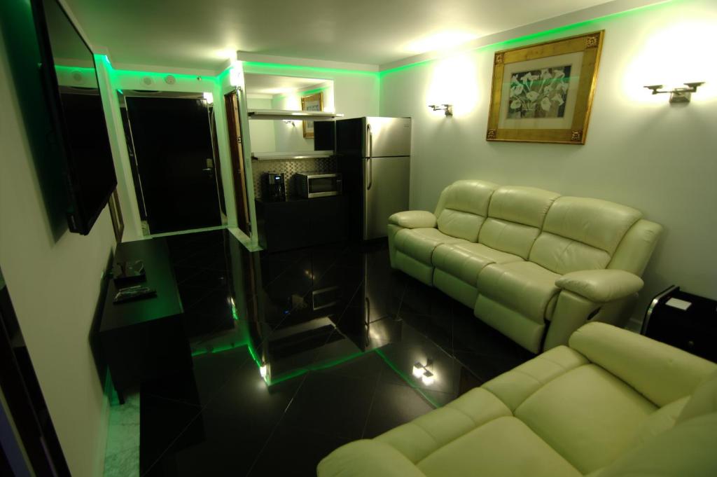 Posezení v ubytování Ramada by Wyndham North Bergen
