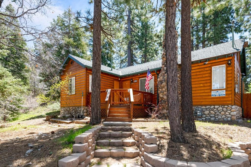 G&P Moonridge - Hot Tub, Smart TV's, Fully Fenced and Minutes to the ...