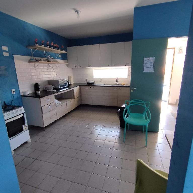 Kuchyň nebo kuchyňský kout v ubytování GVR Praia Hostel