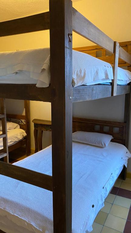 Postel nebo postele na pokoji v ubytování Hostal San Fransiskuni