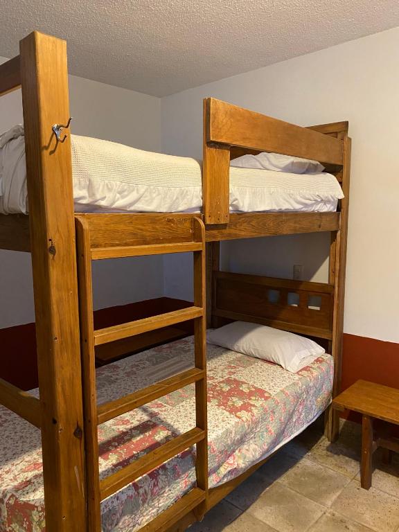 Postel nebo postele na pokoji v ubytování Hostal San Fransiskuni