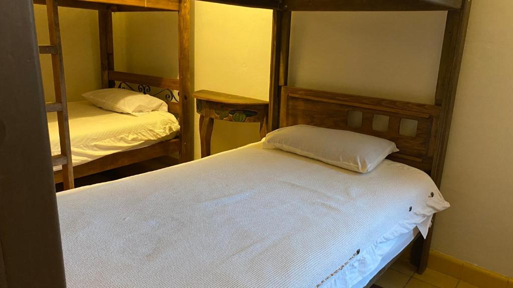 Postel nebo postele na pokoji v ubytování Hostal San Fransiskuni