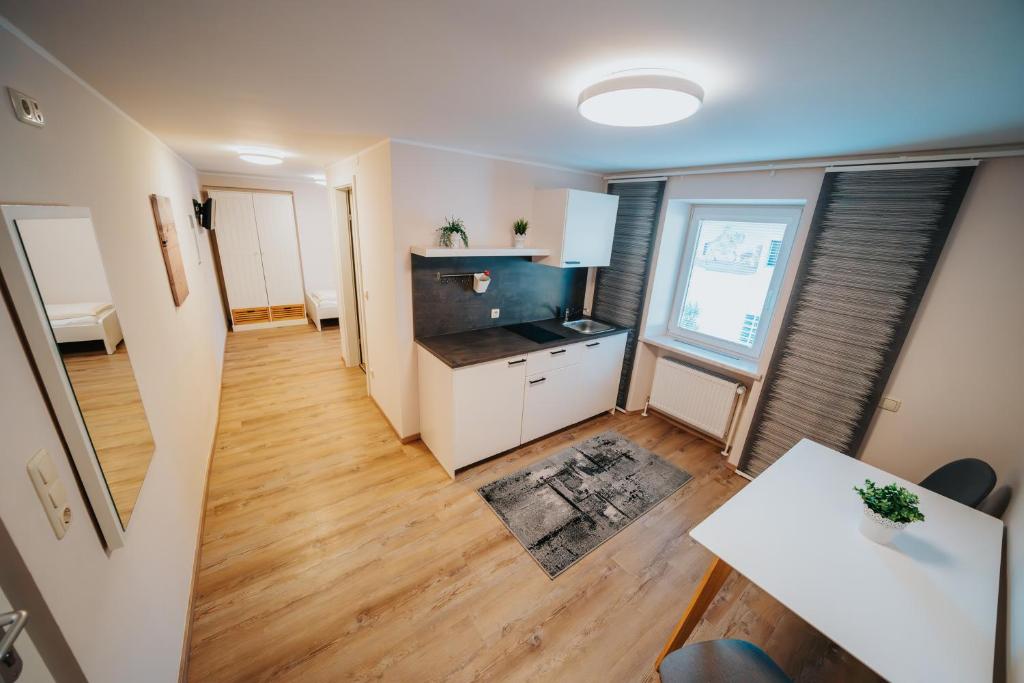 Televízia a/alebo spoločenská miestnosť v ubytovaní Hotel Leo