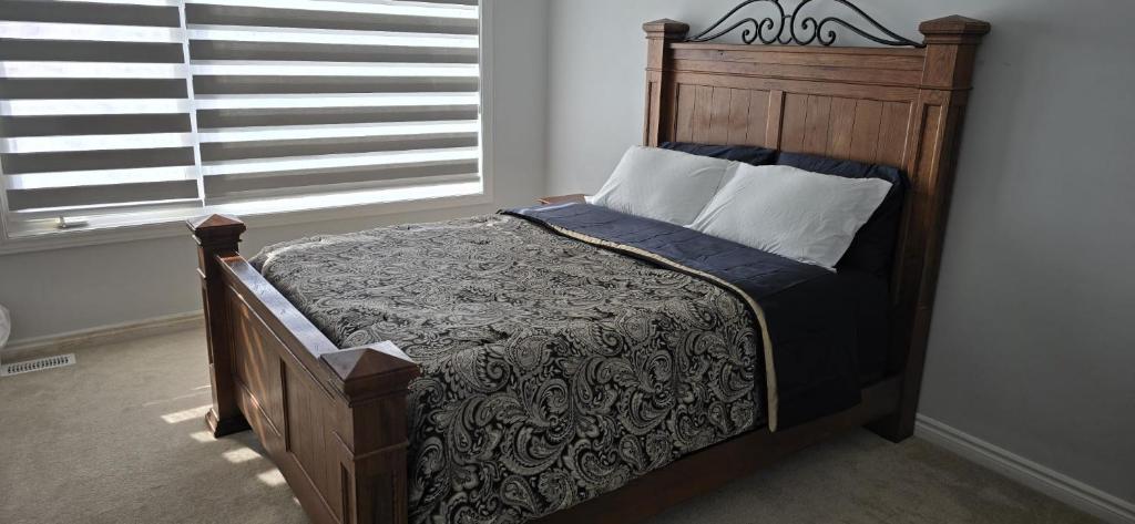 Postel nebo postele na pokoji v ubytování Pearl Properties Ottawa