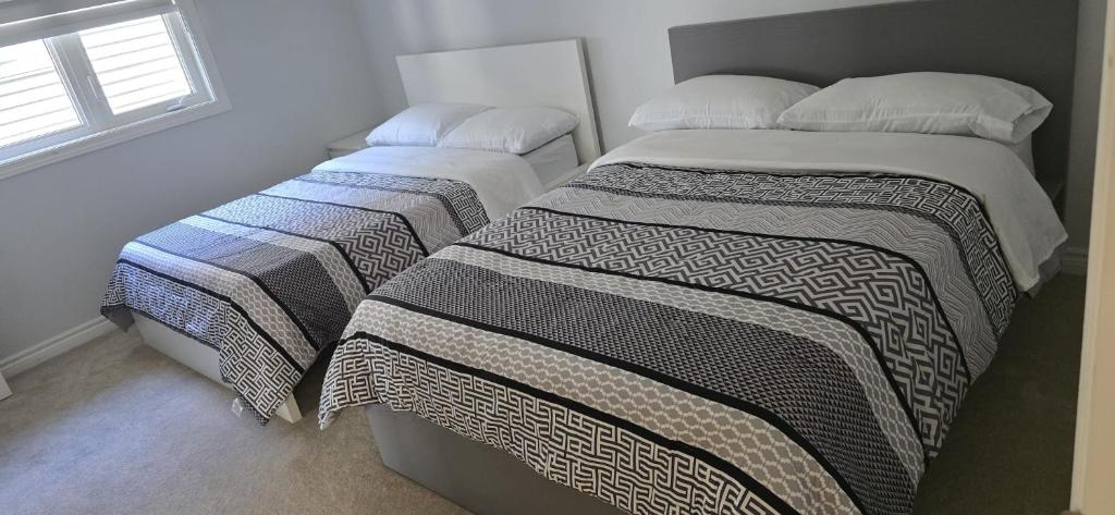 Postel nebo postele na pokoji v ubytování Pearl Properties Ottawa