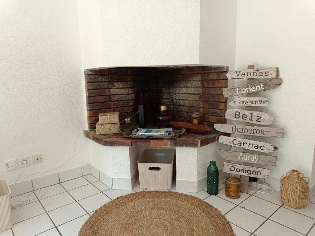 - un salon avec une cheminée et un tapis dans l'établissement cottage golf de saint laurent, à Ploemel