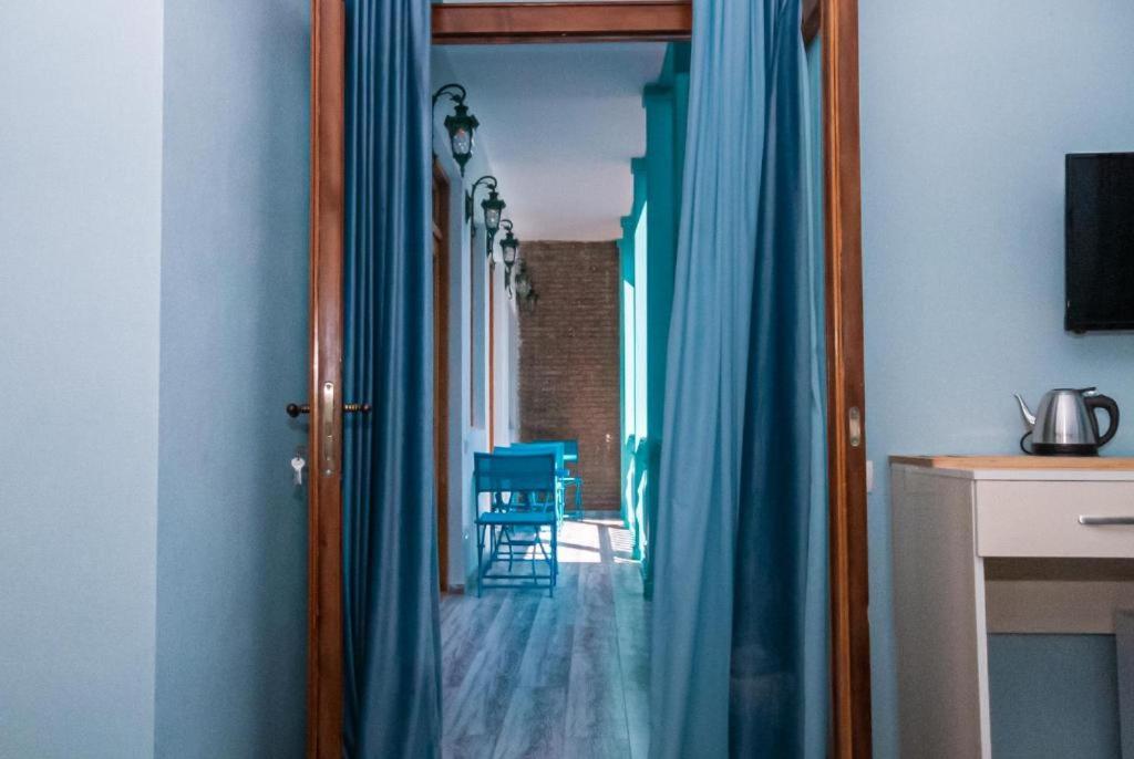 TV a/nebo společenská místnost v ubytování MUSMORE Boutique Hotel