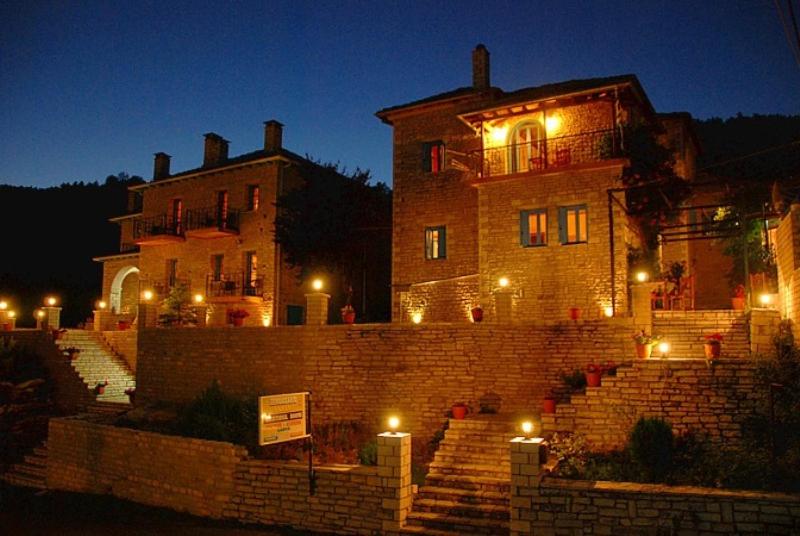 un bâtiment avec des lumières devant lui la nuit dans l'établissement Hotel Ladias, à Monodendri